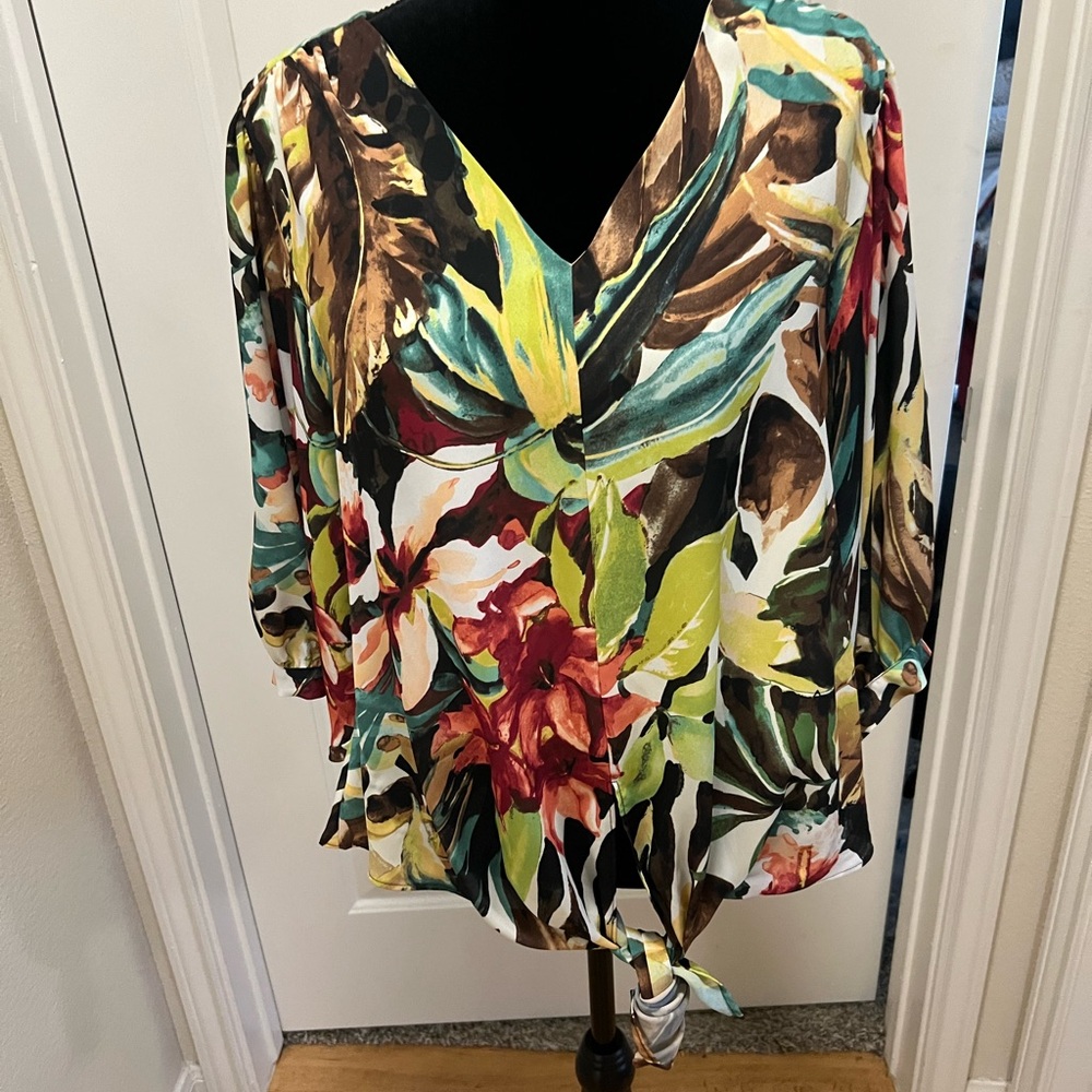 Chicos boutique tie-front tropical print top in size US Medium.